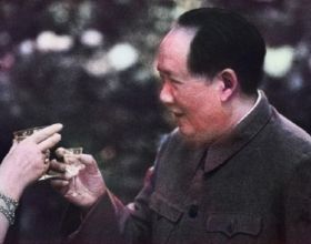 1959年，毛主席參加大女兒李敏婚禮，一向不勝酒力的他連乾數杯