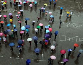 老師通知：下雨天禁止學生帶傘到校！學校如此“神操作”為哪般？