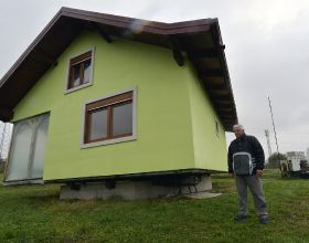 自學成才！72歲波黑老人為妻子打造旋轉房屋，網友大讚“浪漫”