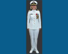 詳解美海軍女軍官的白色禮服，一套軍裝三種穿法，就看戴什麼獎章