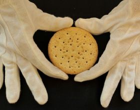 財聯社2月17日電，據國際文傳電訊社，俄羅斯稱又一列載著坦克的列車離開克里米亞