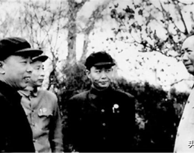 被毛主席譽為“才子和作家”的李爾重，七次伴陪毛主席暢遊長江