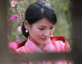 31歲不丹王后懷二胎後不再冷臉，國王全程守護，太王太后幫看孩子
