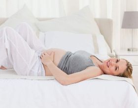 胎兒最怕孕婦這麼睡，出生後容易“斜頸”，感受到反抗就快換睡姿