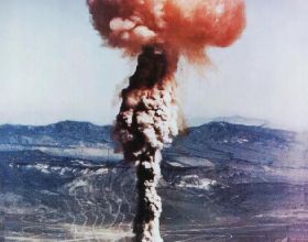 中國首顆原子彈爆炸，鐵道線每25米一個崗哨，解放軍出動三萬多人