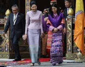 66歲泰國第一夫人氣場真強，彎腰給不丹王后行禮，佩瑪黯然失色