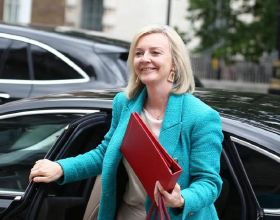 演員濮存昕書法了不得，筆墨被贊為大家手跡，網友卻說：言過其實