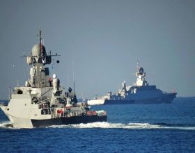 俄海軍司令發賀信！第10艘“暴徒-M”級導彈艦下水，首次換裝國產發動機