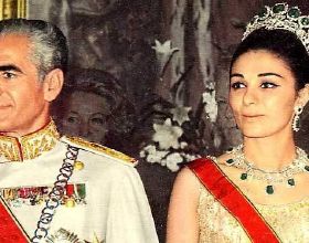 “伊朗玫瑰”法拉赫：王冠上鑲著60克拉粉鑽，晚年靠變賣珠寶為生