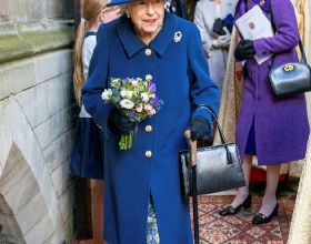 95歲英國女王拄拐亮相引關注