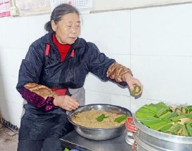 130平的宅基地就蓋一棟這樣的現代別墅，露臺、陽光房全都有