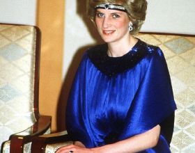 戴安娜身高178釐米，35年前訪問日本一枝獨秀，寶藍色禮服最出彩