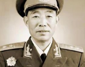 1955年授銜，孔慶德自認為能被授校官就知足了，卻被破格授予中將