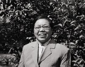 2009年，鄧小平夫人卓琳在京逝世，隔天清晨鄧家大院門口擺滿花圈