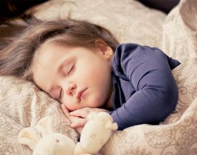兒童怎麼睡更科學？兒科醫生：多種睡姿換著來
