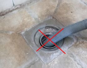 洗衣機排水管不要直接插在地漏裡，反味還漏水，這樣做才更好用