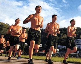 常年訓練的軍人VS擼鐵肌肉男，肌肉形態會有什麼差別？