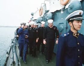 美海軍首次訪華就想來下馬威：入港不掛滿旗，我軍如何處理？