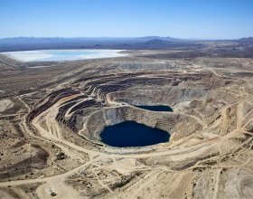 鐵礦石跌破100美元/噸，全球礦業“寡頭”們要主動求變了