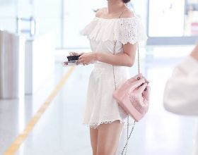 張嘉倪真是“逆生長”，身穿白色短裙，30多歲看起來甜美可愛