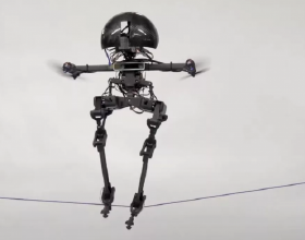 加州理工學院開發有著獨特出行方式的雙足機器人 會玩滑板和走繩