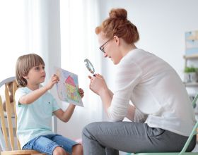 家長問：兒童自閉症和語言發育遲緩是一回事嗎？