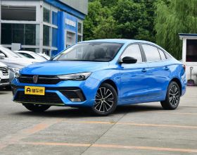 範丞丞穿卡其色水洗夾克配黑牛仔褲，新物舊做，時尚潮流又復古