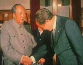 尼克松問毛主席：您有什麼特長？主席回答後，尼克松深深鞠了一躬