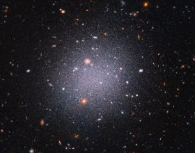 天文學家利用哈勃望遠鏡測量出NGC 1052-DF2星系距離
