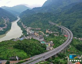 沿著高速看中國丨與烏江畫廊“同框”的高速公路