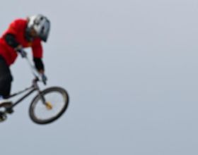 腳踏車——女子小輪車自由式公園賽：與飛機同框