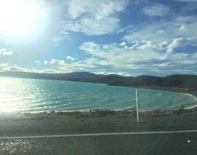 李一桐棕色連衣裙也能驚豔四座，搭配麻花辮又多了一份可愛