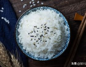 煮米飯不要只加水煮，記住“2放1竅門”，米飯軟糯香甜，粒粒分明