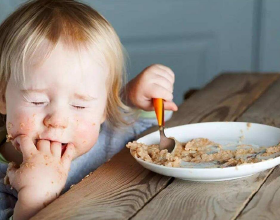 1歲前儘量別讓寶寶吃零食，一歲後，零食選擇也要注意避開這四種