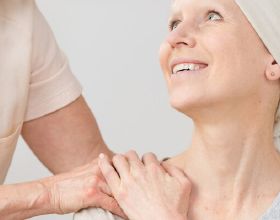 她與丈夫長征路上走散，無奈改嫁，晚年北京重逢，丈夫已是副主席