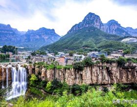 中國最美的懸崖村：房屋建在瀑布旁，美得像是P圖，避暑絕佳