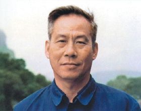 烏克蘭79歲老人接受步槍訓練：我想保衛我的國家和孩子