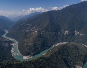 鑿開喜馬拉雅山，雅魯藏布江水引入新疆，中國這2工程能實現嗎？