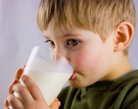 “天天喝牛奶”的孩子和“從不喝牛奶”的孩子，長大後差距很明顯