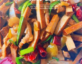 劉詩詩穿粉裙捲髮拍寫真明媚、甜美，淺笑嫣然優雅不失可愛