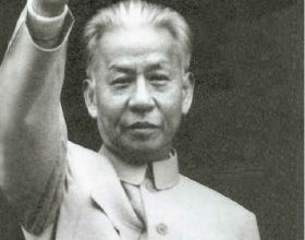 1961年，劉少奇參觀韶山毛主席故居，指了指門匾：這個字用得不妥