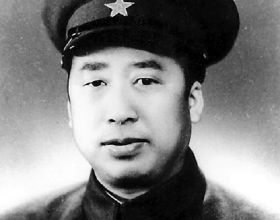 他是軍隊的建立人之一，卻無任何軍銜，林彪稱他有資格被授予元帥