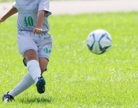 如何透過自行訓練，增加孩子踢足球的觸球次數