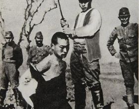 為日本戰犯岡村寧次做無罪辯護的中國律師，晚年家破人亡無後而終