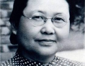 她是第一任衛生部長，丈夫馮玉祥，女兒馮理達參與非典救治工作