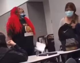 美國一中學教師摘下口罩，故意衝學生哈氣，還大喊“我不在乎”