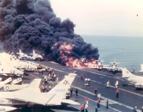 2分鐘內3次爆炸，美國航母自爆造成300人死傷，人為還是天災？