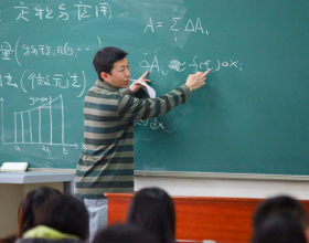 王耀武被俘，家無餘財僅2輛拖拉機，陳毅奇怪：你藏這個幹嘛