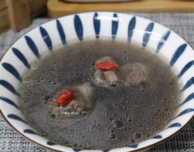 打無痛過程中我不敢睜眼，怕看到那些醫用刀具，更怕看那管長針頭
