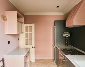 47㎡的歷史小公寓，卻有一個現代感十足的粉色廚房！藝術感爆棚